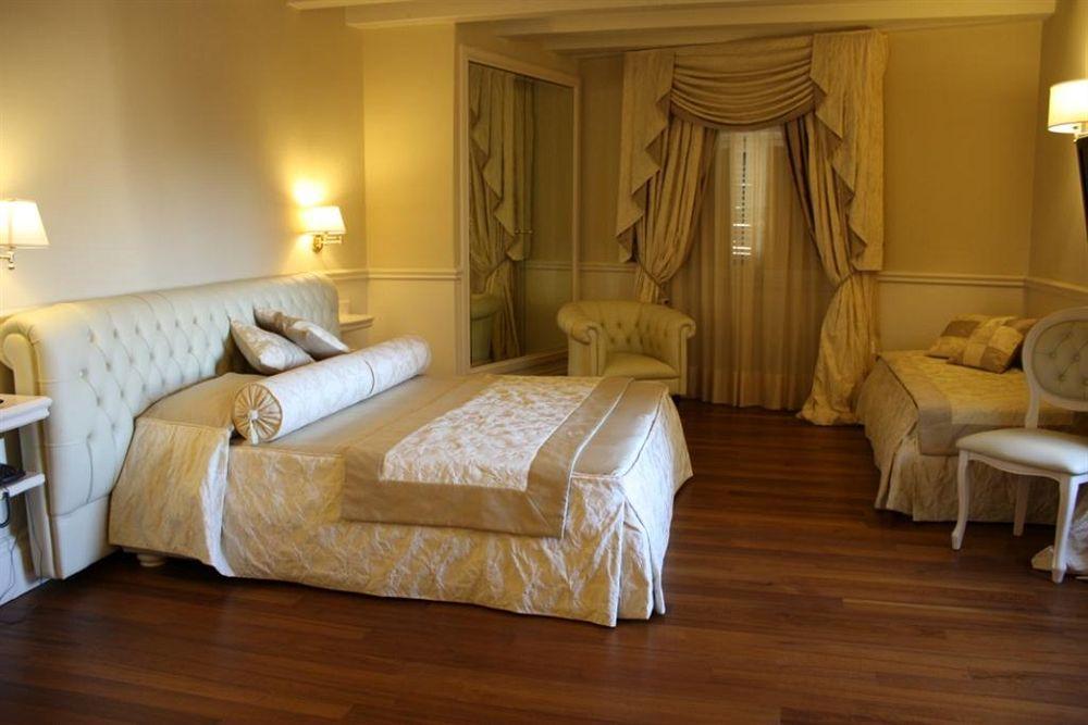 Suite Hotel Santa Chiara Lecce Eksteriør billede