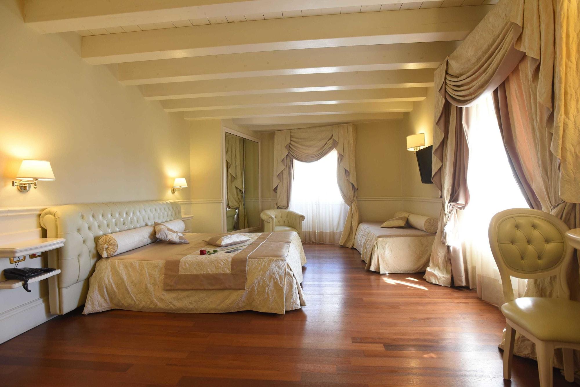 Suite Hotel Santa Chiara Lecce Eksteriør billede