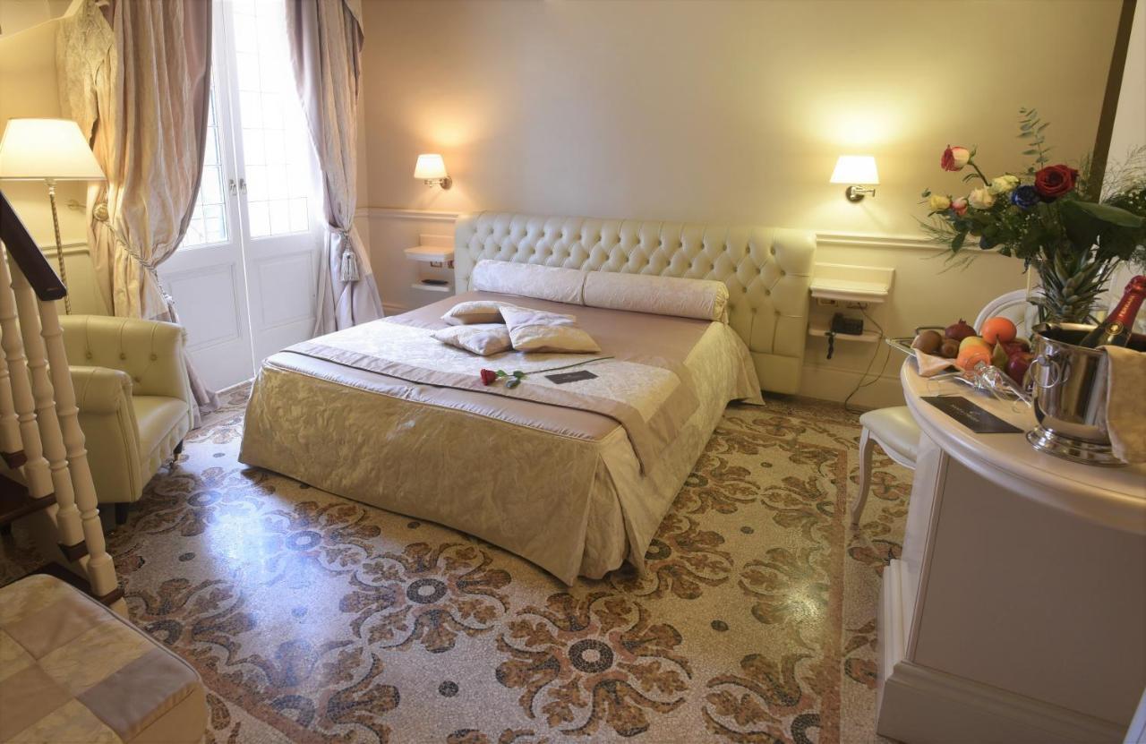 Suite Hotel Santa Chiara Lecce Eksteriør billede