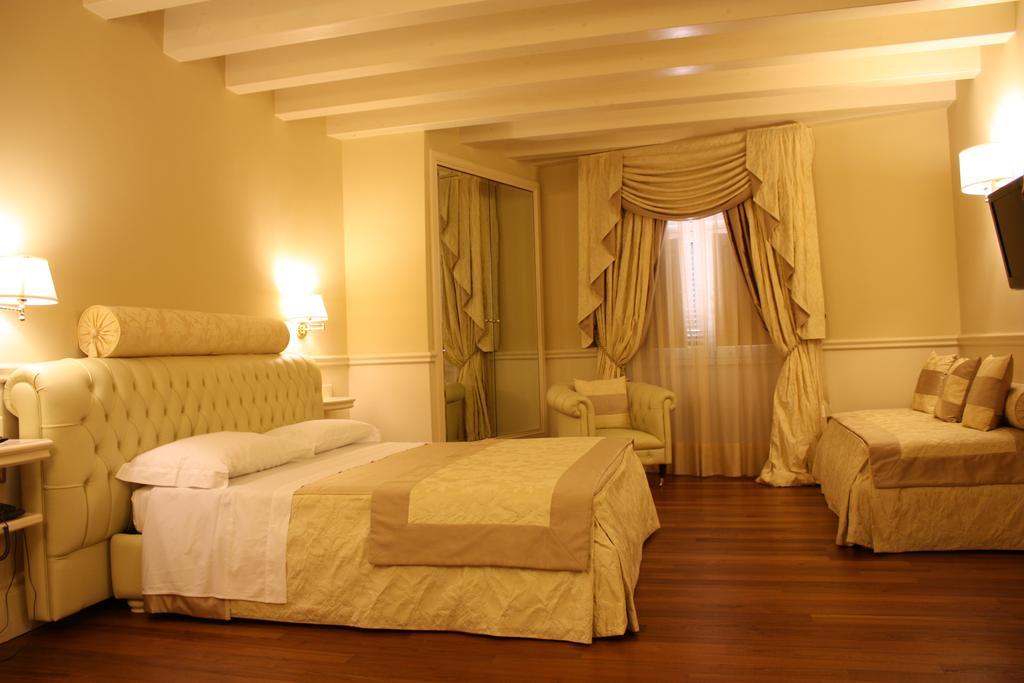 Suite Hotel Santa Chiara Lecce Værelse billede