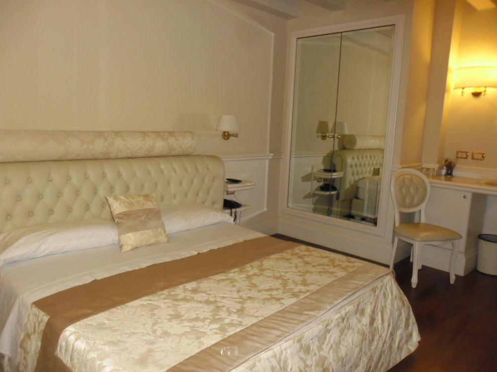 Suite Hotel Santa Chiara Lecce Eksteriør billede