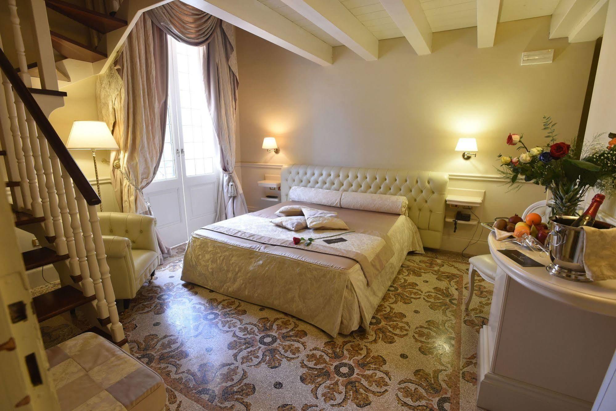 Suite Hotel Santa Chiara Lecce Eksteriør billede